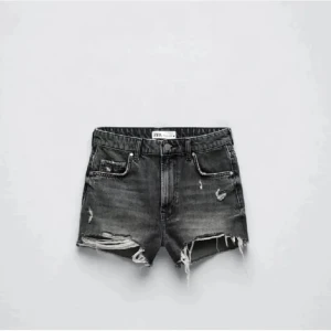 Zara jeans shorts - Ett par grå/svarta jeans shorts från zara