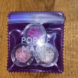 Glitter  - SÄLJER denna för 10kr för att frakten kostar. Färg:lila, silver och baby rosa. Testat alla en gång. Alla är i super bra skick. Från H&M Beauty för 60kr Man får fodralet me💕 