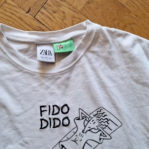 Zara tröja - En kollaboration mellan Zara och 7up. Så sjukt snygg med mascoten fido dido på fram och baksida. Köptes för några år sedan men är fortfarande i utmärkt skick utan defekter. Skriv om nivhar funderignar 😊