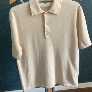 Oversized tröja från Uniqlo💕 - Kortärmad beige tröja från Uniqlo! Helt oanvänd🎀 Jättebra kvalite! 