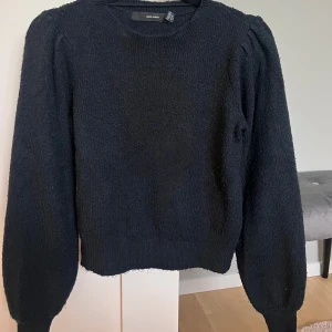 Svart stickad tröja - Svart stickad tröja från Vero Moda. Använd relativt mycket men varsamt  använd.   