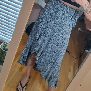 Svart/vit omlottkjol - Kjol från & other stories. Sparsamt använd, nyskick. Ordinare pris 790k. Nytt pris 350kr. Storlek 38.