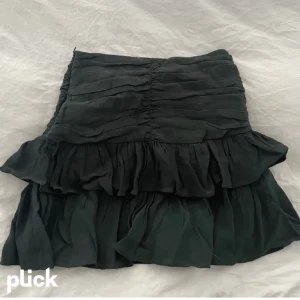 Grön zara kjol - Köptes på sellpy men märket är zara. Bilderna är lånade💕