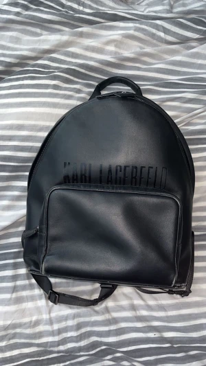 Karl lagerfeld läder väska  - 3600Kr ny pris Säljer för 800 men pris kan diskuteras 