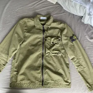 Säljer nu min militärgröna Stone Island overshirt då jag inte använder den så mycket längre. Jackan är i skick 9/10. Den är i storlek medium, men passar även small. Nypris: 3700kr