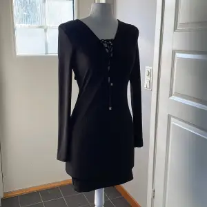 Hej! Jag säljer denna jättefina svarta y2k klänningen. Jag älskar verkligen denna klänning men får aldrig riktigt ett tillfälle att använda den. Skriv om ni vill veta något övrigt om den. :)
