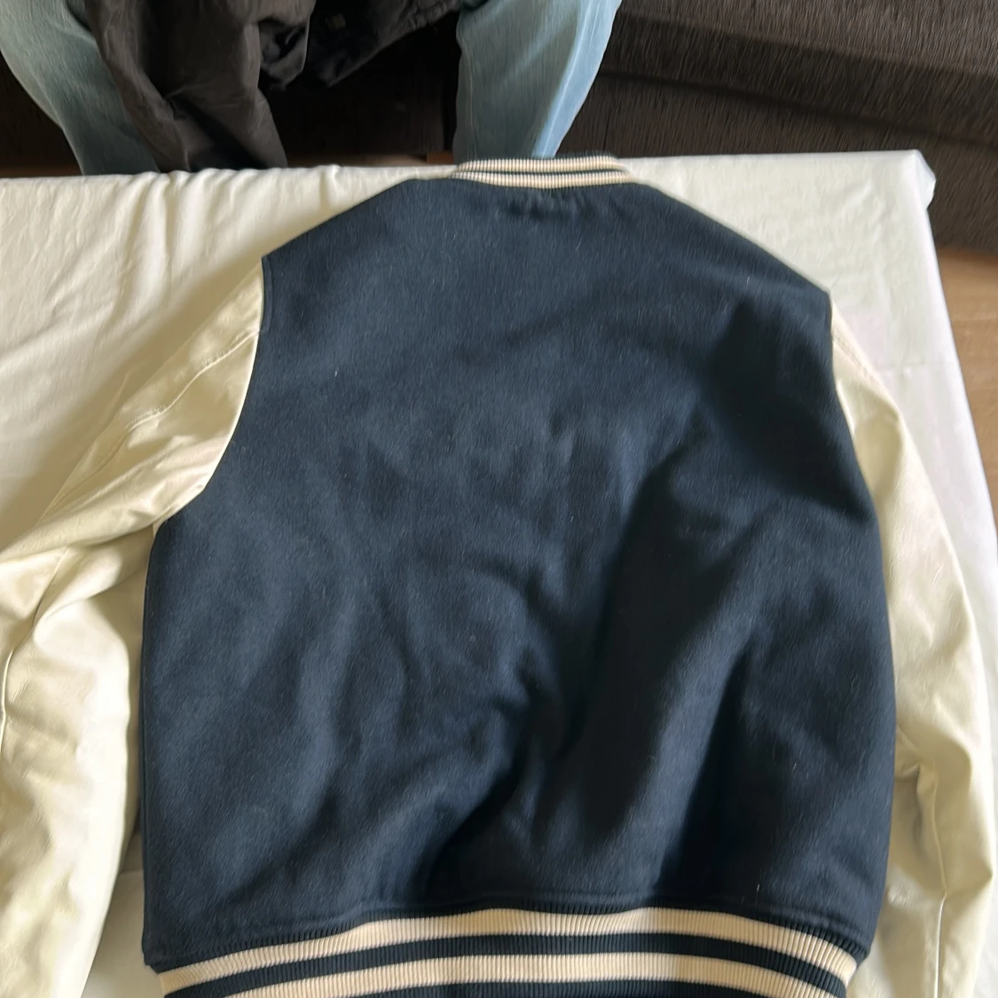 Mörkblå/ vit superdy store collegejacka  - 90