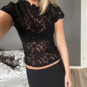 Spetstopp zara - Säljer denna jättesnygga spetstoppen från zara. Den är perfekt till fest och till vardags. Använt två gånger så den är i väldigt fint skick. Storlek S💕