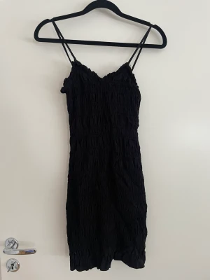 Svart sommarklänning  - Jätte fin svart sommar klänning i sånt stretchigt material, enkel att ha på sig en sommar dag, köpt förra sommaren använd 1 gång. 