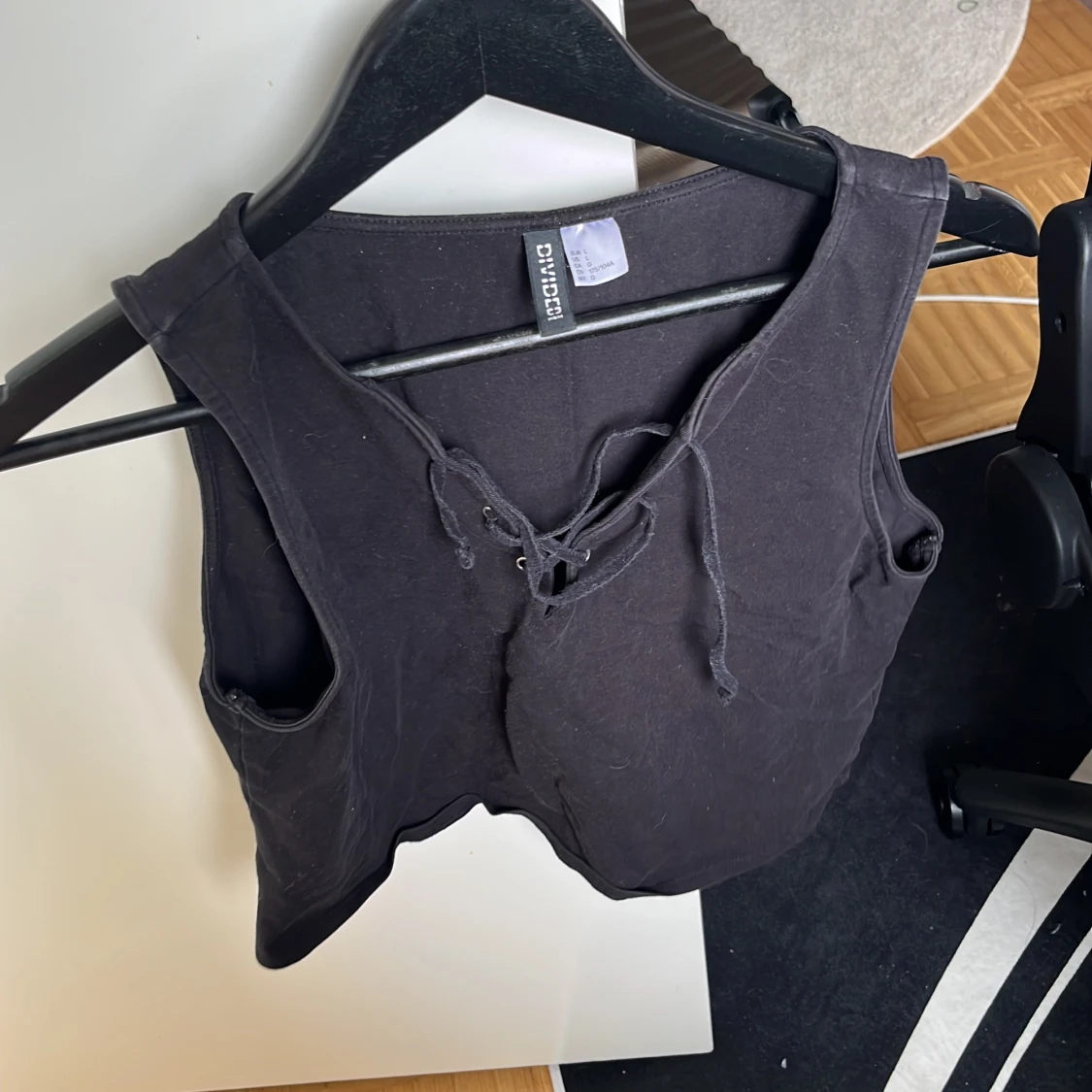 Svart croppat linne med knyte framtill  - 90