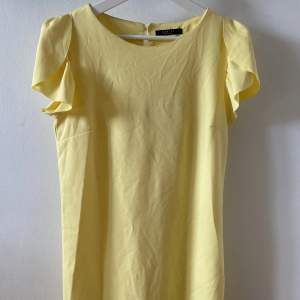 Fin gul klänning i storlek S. Använd två gånger 🌸✨