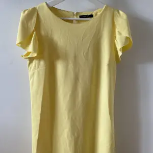 Fin gul klänning i storlek S. Använd två gånger 🌸✨