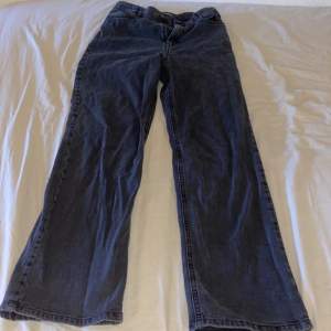 Mörkgråa jeans från Lindex, okej skick! Köpt för 300