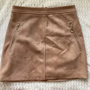 Fin beige mocka-kjol från Forever 21, endast använd en gång i storleken S.