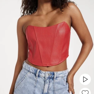 Röd topp - en supercool röd topp från Nelly, som har kommit till användning 1 gång, men inget mer! Skriv för egna bilder.❤️