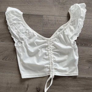 Nytt linne med spets  - Nytt linne med spets och broderi som passar xs och liten S 