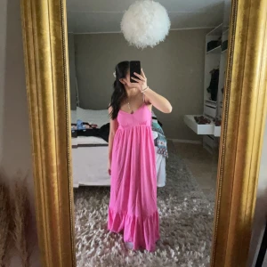 Rosa långklänning  - Säljer denna sjukt fina och underbara långklänningen från primark🩷🩷 knappt använd därav nyskick 