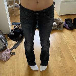 Jättesnygga lågmidjade svarta jeans!!! Innerbenslängden är 78cm och midjemåttet är 85cm Skriv om du har några frågor🫶