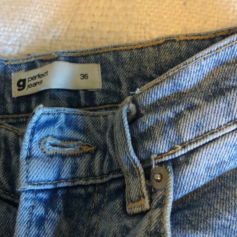 Som nya!! Högmidjade Gina jeans. I storlek 36. Endast använda 1 gång. . Jeans & Byxor.