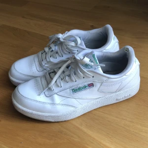 Reebok Club C - Vita Club C med gröna detaljer.