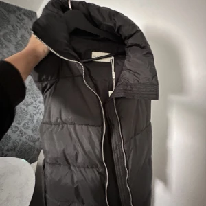 Väst som man kan knyta, från Nelly.  - Aldrig använd, bra skick. Storlek 36, dvs S!  