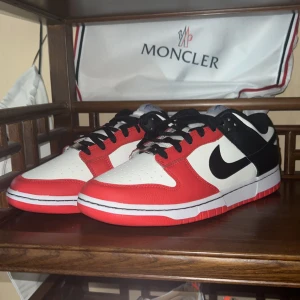 Nike Dunks 75th Anniversary  - Helt oanvända, köpta i vintras. Låda finns. Andras pris är runt 2000 lättbegagnadd, mina nya säljer jag för 1800 vid snabb affär