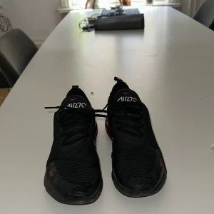 Nike 270 - Använda under vintern, inga större skador. Priset kan diskuteras vid snabb affär. Box följer med 