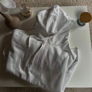Hoodie - Vit vanlig hoodie, passar bra till allt och är i bra skick🩷(Stor i storleken)