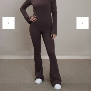 MK lifestyle flare byxor - Säljer mina knappt använda MK lifestyle byxor i färgen Espresso.   De är i storlek M och i Tall modellen som är rekommenderat för folk över 170cm. 
