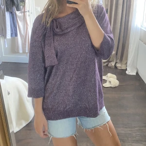 Lila tröja - Sååå snygg lila glittrig topp med en unik utsmyckning kring halsen