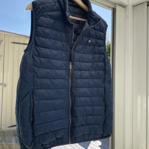 Bondelid väst - Mörkblå väst i storlek M