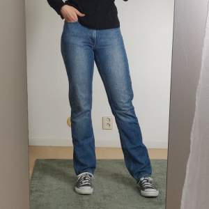 Supersköna jeans från Carin Wester. Riktiga Y2K och använda med kärlek.  100% bomull och snygga ljusa sömmar.