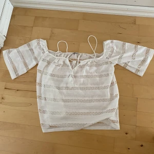 Somrig t-shirt - Luftig och somrig vit topp. Saknar lapp, vet därför inte storlek eller märke men skulle gissa på S (jag är det och den passar mig).
