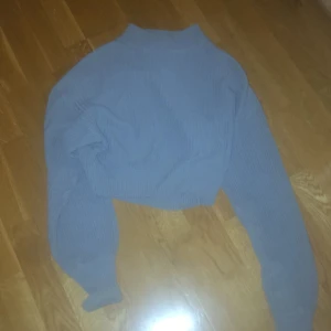 Grå stickad tröja  - Säljer pga används inte, storlek s stickad grå tröja från NA-KD