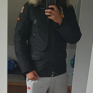 Parajumper  - Nästan som ny parajumper right hand storek M 