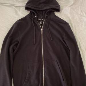 En svart zip up hoodie från hm basic 🫶