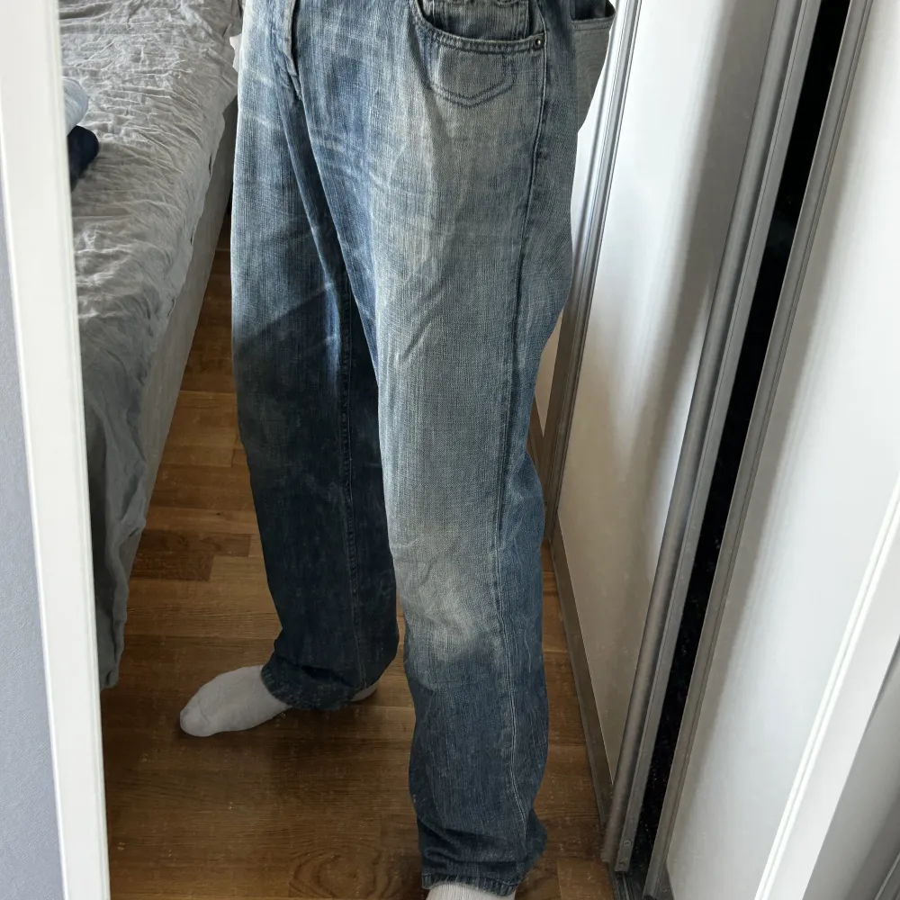Rätt stora, men inget ett bälte inte löser. Fått många komplimanger med dessa byxor, men har tyvärr tröttnat på dom.. Jeans & Byxor.
