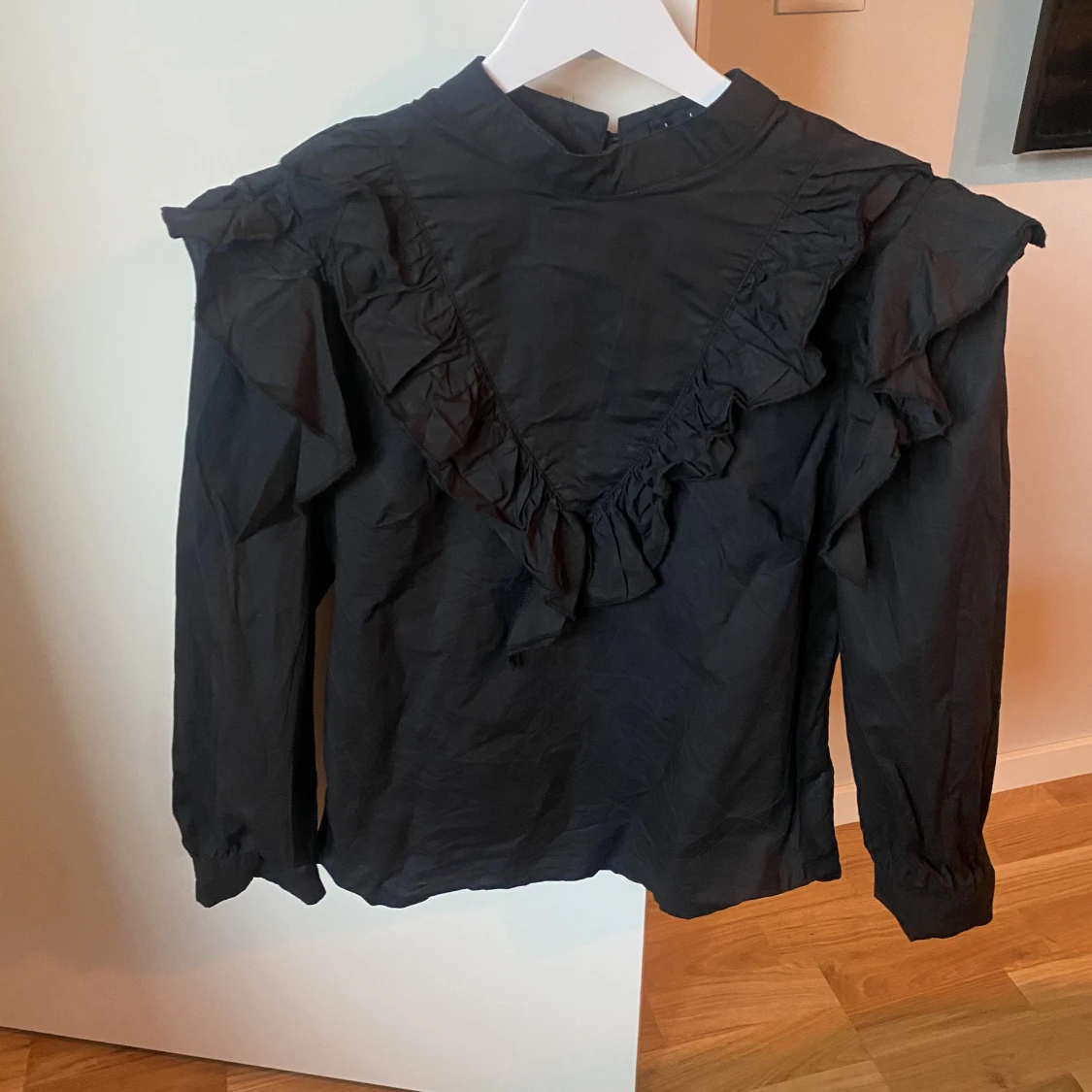 Svart gullig blus med volanger 