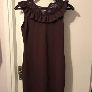 Klänning  - Mörklila Klänning från mango, storlek m, pris: 150, aldrig använd.
