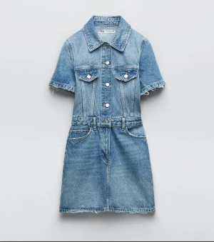 Denim klänning från Zara - Trendig och slutsåld zara klänning. Säljer för att den är för liten för mig. Prislapp är kvar, skriv privat för fler bilder 🥰 