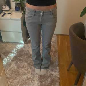 Säljer dessa snygga jeans från Gina Tricot. Storleken är 158 och är flared. Har en liten fläck på hälen av jeansen men syns knapt när man har på dig dem. Skickad av postnord, å frakt ingår inte❤️