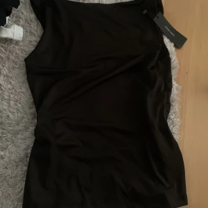 Svart linne  - Ett oanvänt svart ringat linne från vero morda