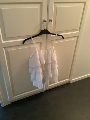 Fina tröjor och hoodies🫶🏻 - Jag säljer lite kläder💗 Vita volangtoppen stl.170=80kr Blå gant hoodie stl.158/164=150kr Vinröd gant hoodie stl.158/164=200kr Jag säljer även mer kläder på min Plick så ni får jätte gärna gå in och kolla💗 Vid frågor är det bara att skriva❣️