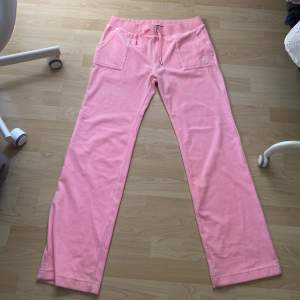 Ett par rosa juicy byxor, aldrig använda pga fel storlek. Alltså i nyskick. Storlek XL.