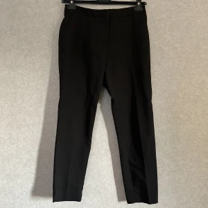 svarta kostymbyxor - svarta kostymbyxor från h&m. ganska figurnära i modellen men raka i benen. inga defekter.