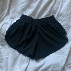 svarta springshorts - inga defekter. Säljer pga storleken