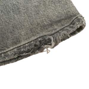 Jag säljer mina gråa populära Gina jeans. De är lite slitna där nere som ni kan se på bilderna, men annars är de i perfekt skick!👌🏼storleken är 36. 