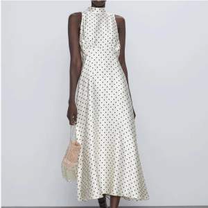 Säljer nu denna prickiga klänningen från zara som inte går att köpa längre! Storlek 38! 💗