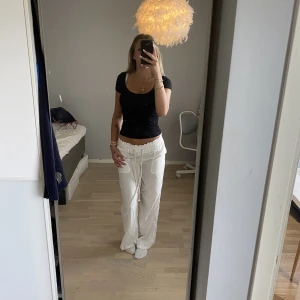 Linnebyxor - Ett par superfina vita linnebyxor som är omsydda till lågmidjat, helt oanvända och går även att vika ner, är 167 cm🫶