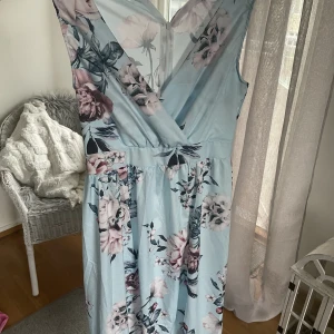 Klänning - Lång blommig klänning med slits